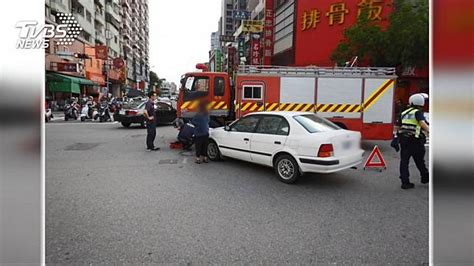 沒聽到鳴笛未禮讓？ 駕駛路口撞上消防車 Tvbs Line Today