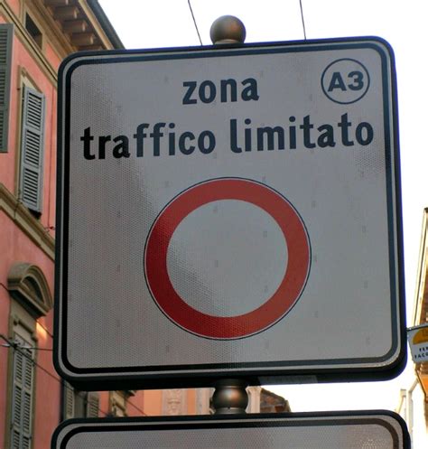 Driving in Italy: Italian Road Signs :: Italy Explained