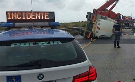 Incidente Sulla A Tir Si Ribalta Camionista Muore Schiacciato