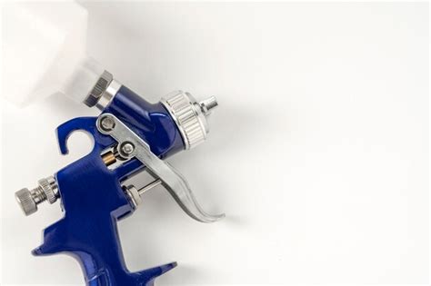 Pistola De Tinta De Cor Azul Sobre Um Fundo Branco Fechado Foto Premium
