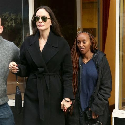 Angelina Jolie Et Sa Fille Zahara Soffrent Une Sortie Shopping à New