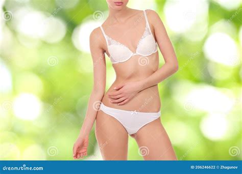 Mulher Figura Fina Em Lingerie Branca Foto De Stock Imagem De Ajuste Fino