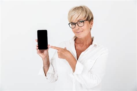 Retrato De Mujer Adulta Sonriente Con Pelo Rubio Corto Sosteniendo