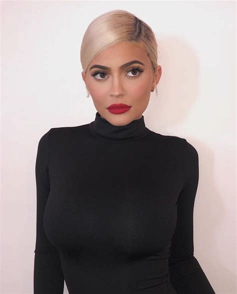 Kylie Jenner Red Lipstick Makeup Look And Defined Eyebrows 😍🔥 Red Lipstick Makeup Red