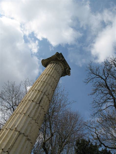 Colonne Ionique Dans Le Parc Du Pavillon De La Du Barry Flickr