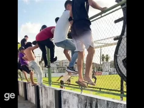 Torcedores do Ceará invadem campo de treino na sede do clube ceará ge