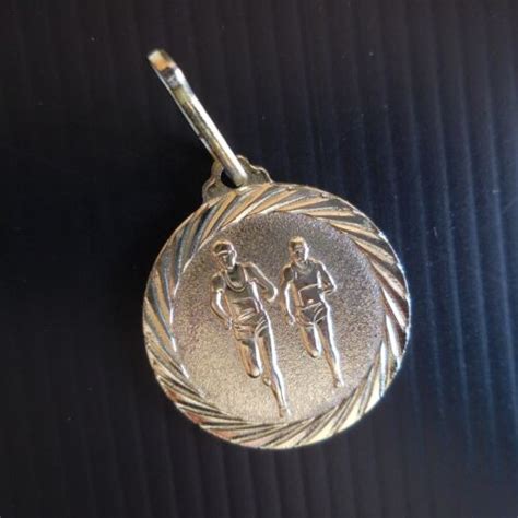 Médaille pendentif Jeux Olympiques athlétisme marathon métal doré sport