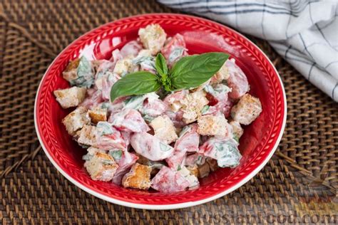 Рецепт: Салат из помидоров с сыром, сухариками и базиликом на ...