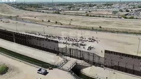 Fotos Cientos De Migrantes Esperan Agolpados Ante Puertas Fronterizas