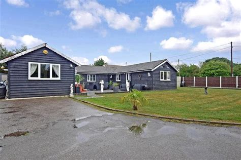 Fairway Wickford Essex Ss12 2 Bedroom Detached Bungalow For Sale