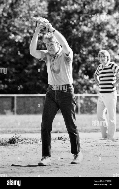 El Presidente ESTADOUNIDENSE Jimmy Carter Juega Softbol En El Campo De