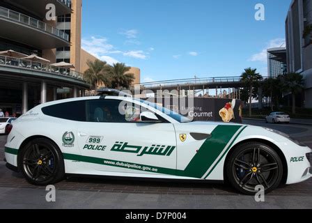 Dubai Polizei Wei E Ferrari Ff F R Vier Streifenwagen Stockfotografie