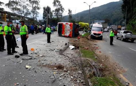 Volcamiento De Bus En Autopista Medellín Bogotá Deja 11 Heridos La