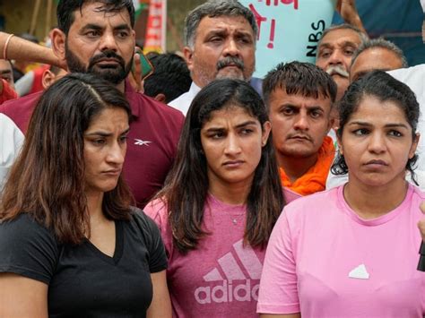 Wrestlers Protest Sakshi Malik Bajrang Punia Vinesh Phogat Hold Pc And Said Will Write Letter