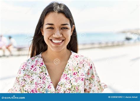 Jovencita Latina Sonriendo Feliz Parado En La Playa Foto De Archivo