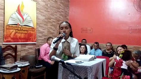 jovem Maria ministrando no culto de restituição melhor obedecer que