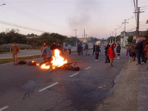 RS Moradores bloqueiam rua em protesto por auxílio reconstrução três