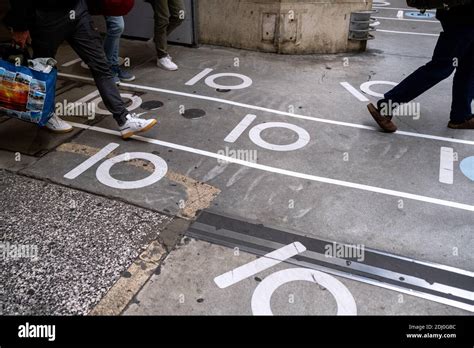 Se Ales Para Mantener El Distanciamiento Social Estaci N De Tren Paris