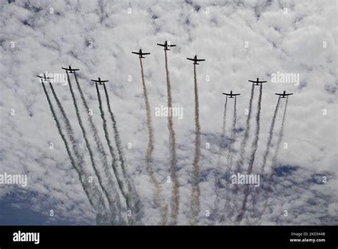 Desfile aéreo durante la conmemoración del 109th Aniversario del