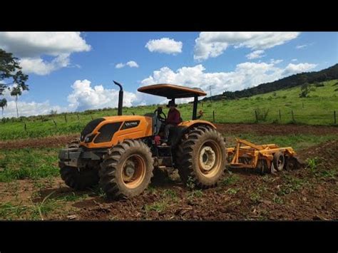 Trator Valtra A950r Gradeando A Terra A Grade Tatu De 14 Discos