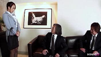 Ragazza D Ufficio Asiatica Parla Di Dp E Sesso Anale Mmf A Tre Con Due Vecchi Ragazzi Xvideos