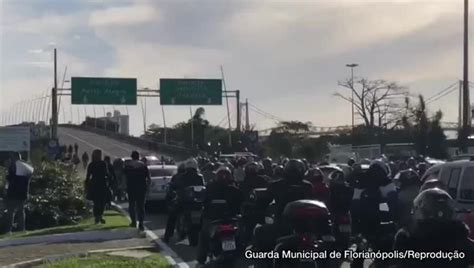 Protesto de policiais civis bloqueia principais vias de acesso à Ilha