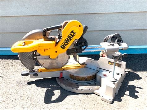 Dewalt 10 15a Double Bevel Sliding Compound Miter Saw M Dw717