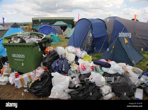 Rubbish surrounds bin festival goers hi-res stock photography and images - Alamy