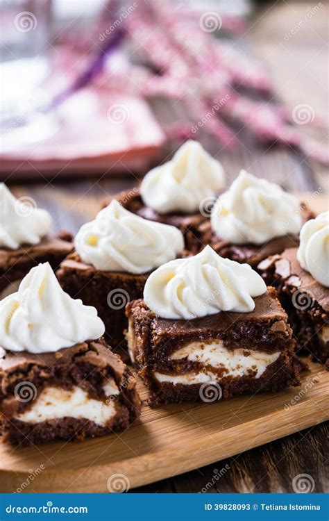 Brownies Do Bolo De Queijo Geada Do Queijo Creme Imagem De Stock