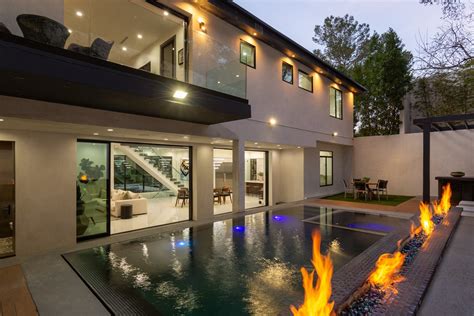 Photo 8 Of 10 In This Sherman Oaks Residence Showcases Indoor Outdoor