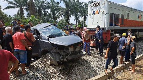 Ditabrak Ka Penumpang Toyota Innova Tewas Di Tempat Waspada