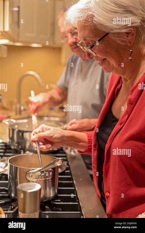 Preparing Thanksgiving Dinner Stock Photo Alamy