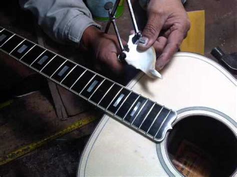 Contrucción artesanal de una guitarra acústica por el maestro LUIS