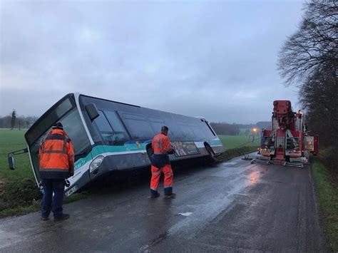 EN IMAGES Un bus fait une sortie de route près de Rennes trois