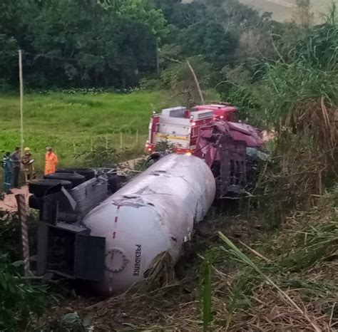 Caminhão tanque carga de gás tomba na BR 116 em Leopoldina Zona