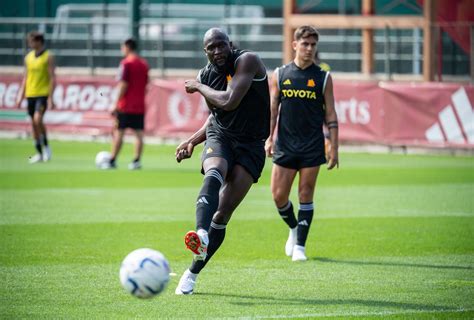 Roma Lallenamento A Trigoria A Due Giorni Dallempoli Foto Gallery