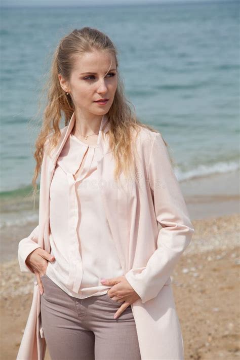 Fille Blonde Marchant Sur Un Bord De Mer De Plage Sablonneuse Photo Stock Image Du Nature