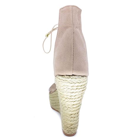 Plataforma Salto Alto Em Vinil E Amarra O Nude Carla Saboia