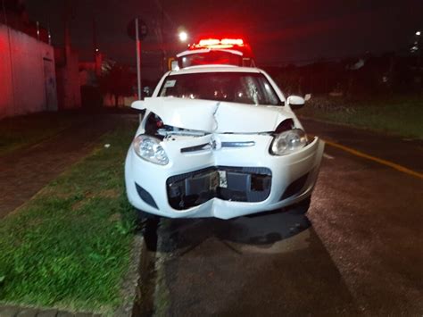 Motorista tem mal súbito e bate carro contra poste em Curitiba Banda B