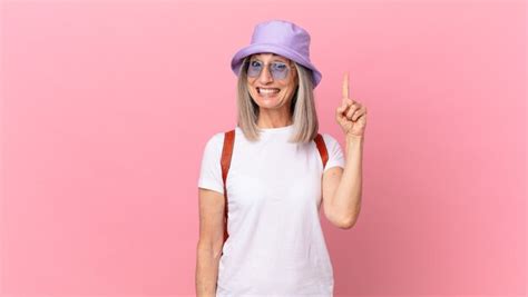 Mujer De Cabello Blanco De Mediana Edad Que Se Siente Como Un Genio