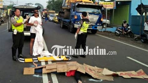 Bersenggolan Dengan Pemotor Lain Aidawati Tewas Terlindas Truk