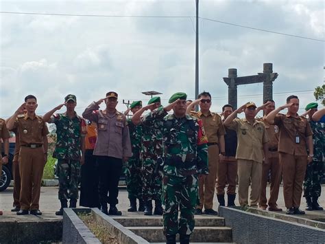 Pengibaran Bendera Merah Putih Di Tugu Kedaulatan Ri Malaysia