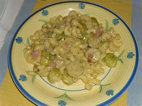 Bunte Nudeln Mit Rosenkohl In Gorgonzola Sauce Von Heyla Chefkoch De