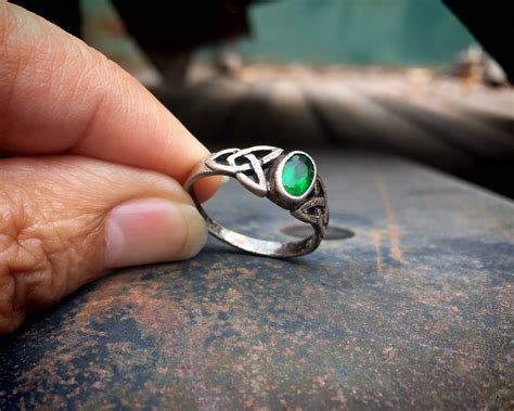 Vintage Sterling Silver Celtic Knot Ring With Emerald Green