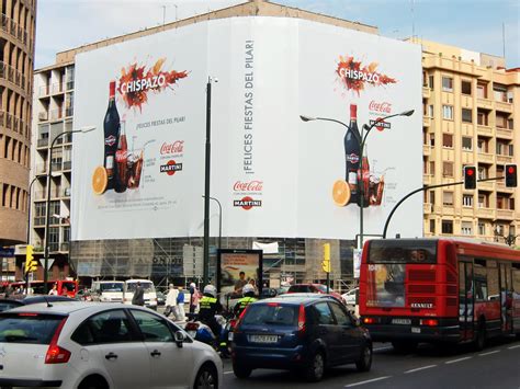 Martini Celebra Las Fiestas Del Pilar Con Una Lona Gigante En El Centro