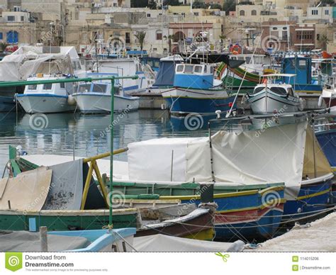 Barcos De Pesca Coloridos En El Puerto Malta Marsaxlokk Foto De Archivo