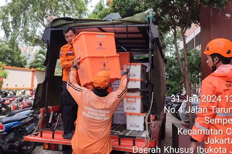 BPBD DKI Distribusikan Bantuan Logistik Kepada Korban Banjir Di Jakut