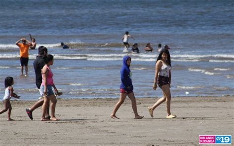 Población nicaragüense visitan las refrescantes aguas de Pochomil y