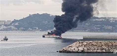 Ultimora Incendio Al Porto Barca In Fiamme Le Foto Pozzuoli News