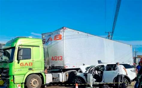 Acidente na Arthur Bernardes carro fica destruído ao se chocar